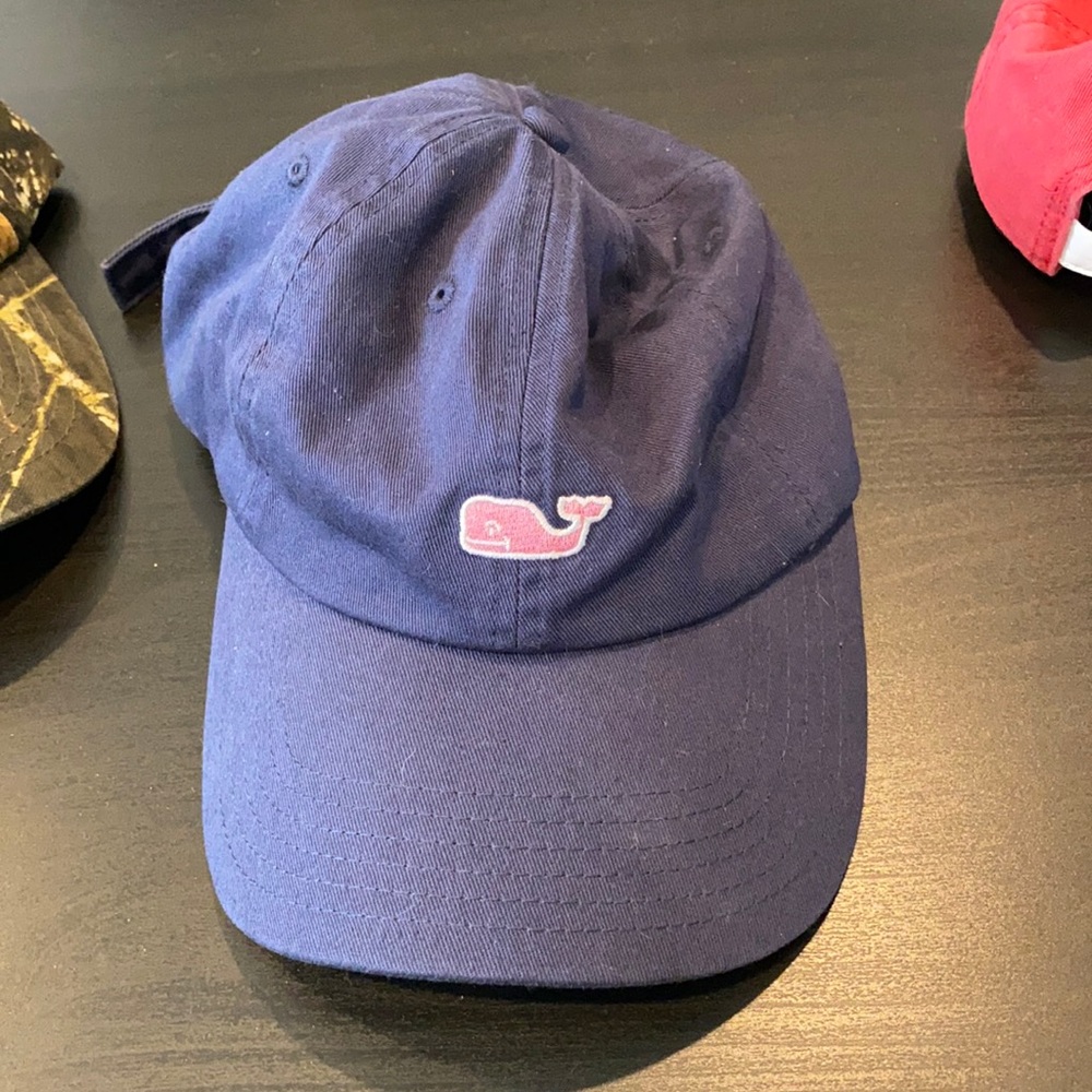 Vineyard vine navy hat and keychain